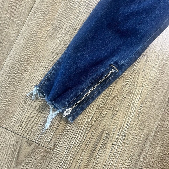 Joe's Flawless Icon Mid Rise Jeans Skinny Distressed Zipper Ankle Raw Hem Sz 26 - Picture 4 of 9